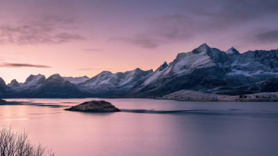 Natural view over the lake and mountains