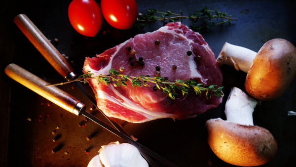 Ready for a tasty steak with mushrooms, tomatoes