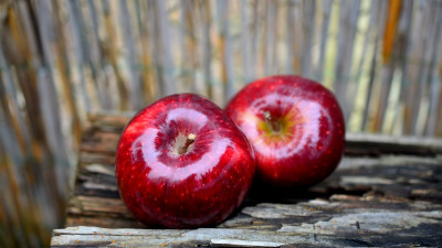 Delicious red apples