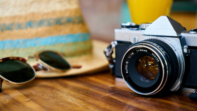 Old photo camera, hat and sunglasses