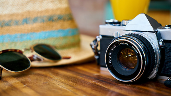 Old photo camera, hat and sunglasses