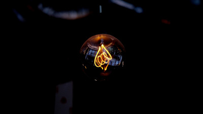 Incandescent light bulb