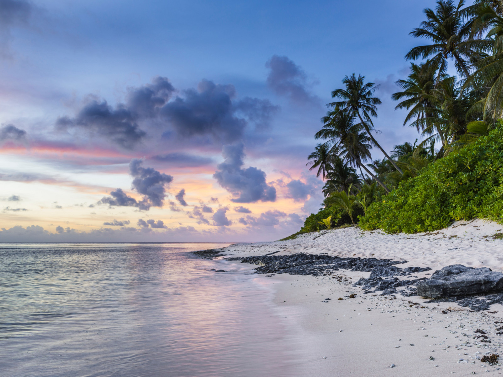 Exotic beach and ocean waves wallpaper 1600x1200